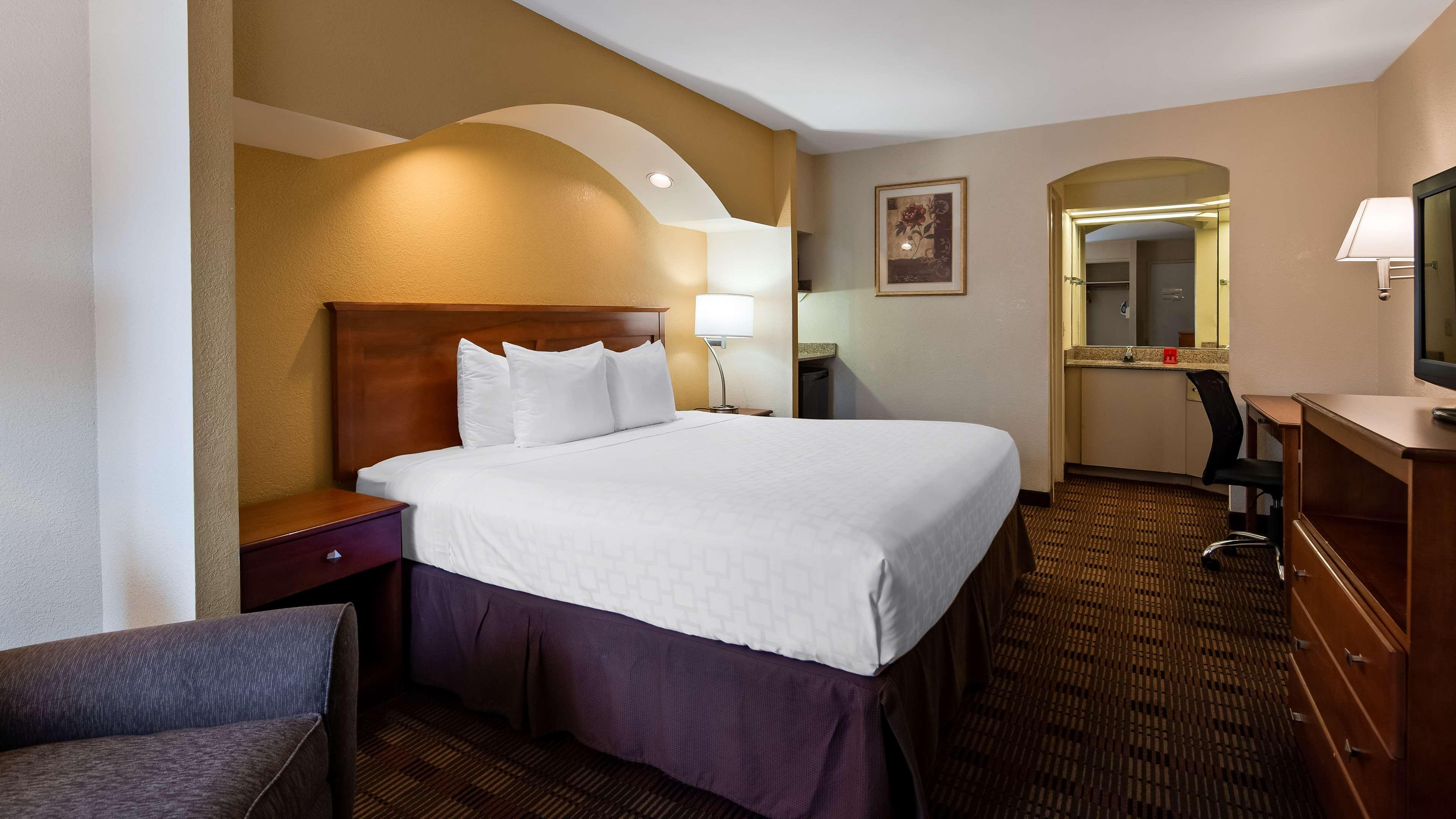 Surestay Hotel By Best Western East Brunswick Exterior photo