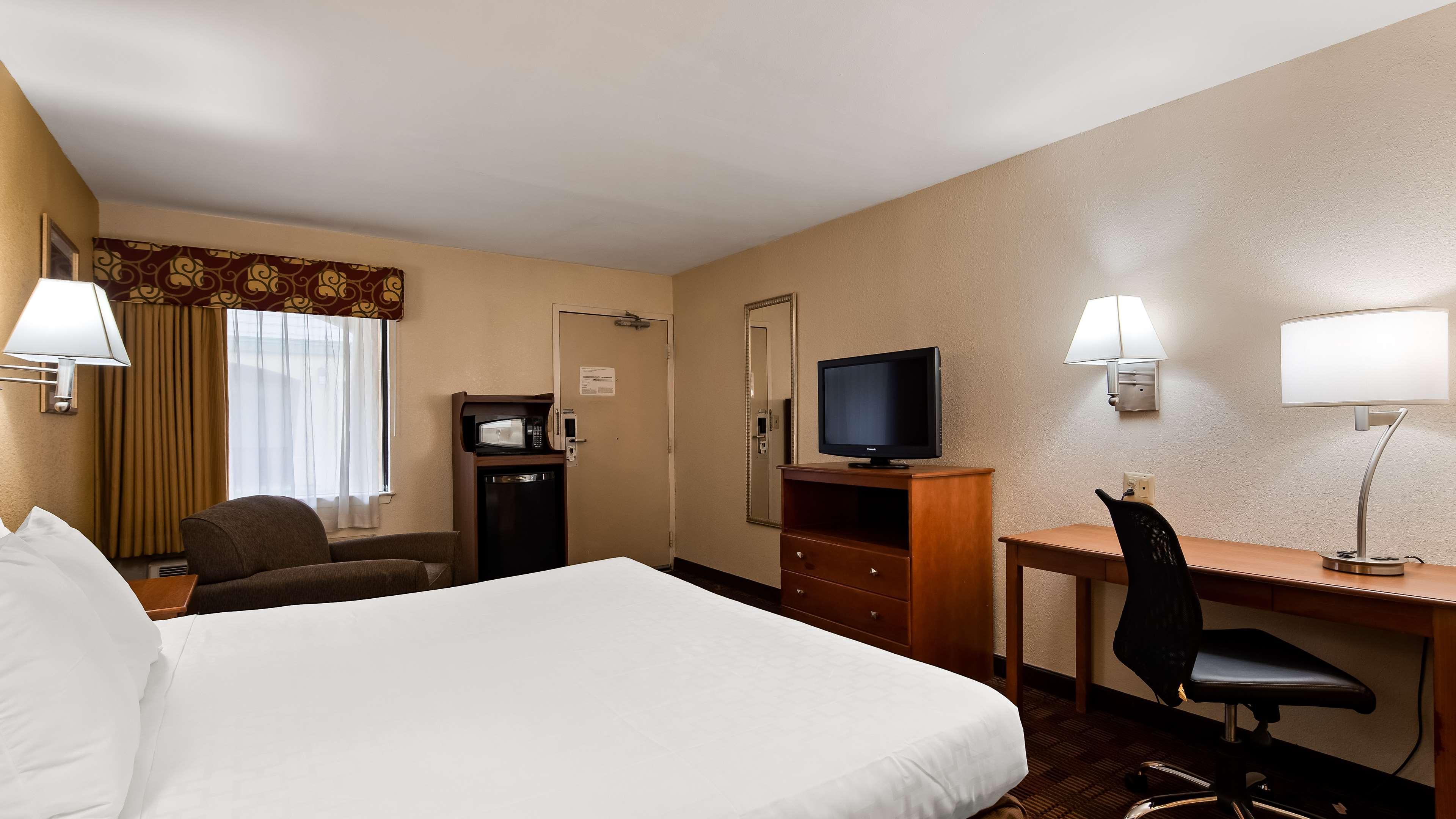 Surestay Hotel By Best Western East Brunswick Exterior photo