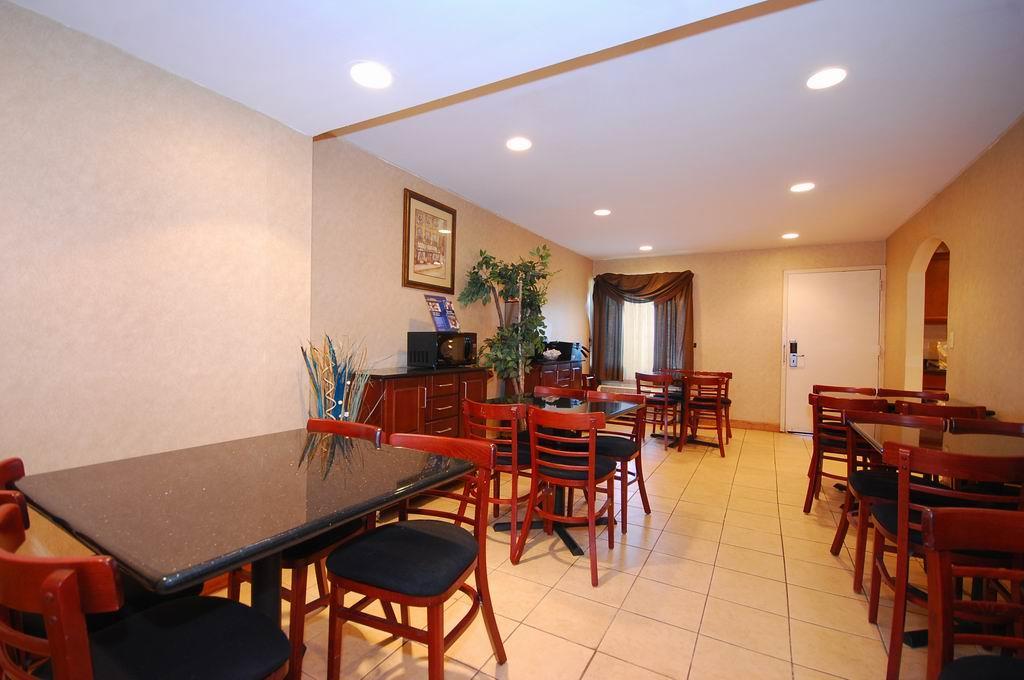 Surestay Hotel By Best Western East Brunswick Restaurant photo