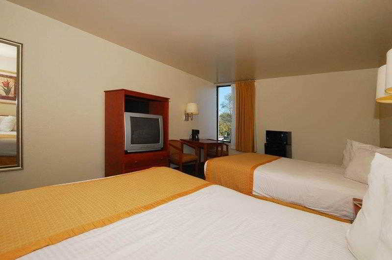 Surestay Hotel By Best Western East Brunswick Exterior photo